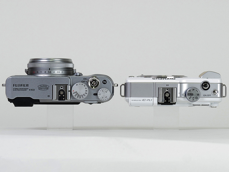 <b>オリンパス「E-PL1」（右）</b>