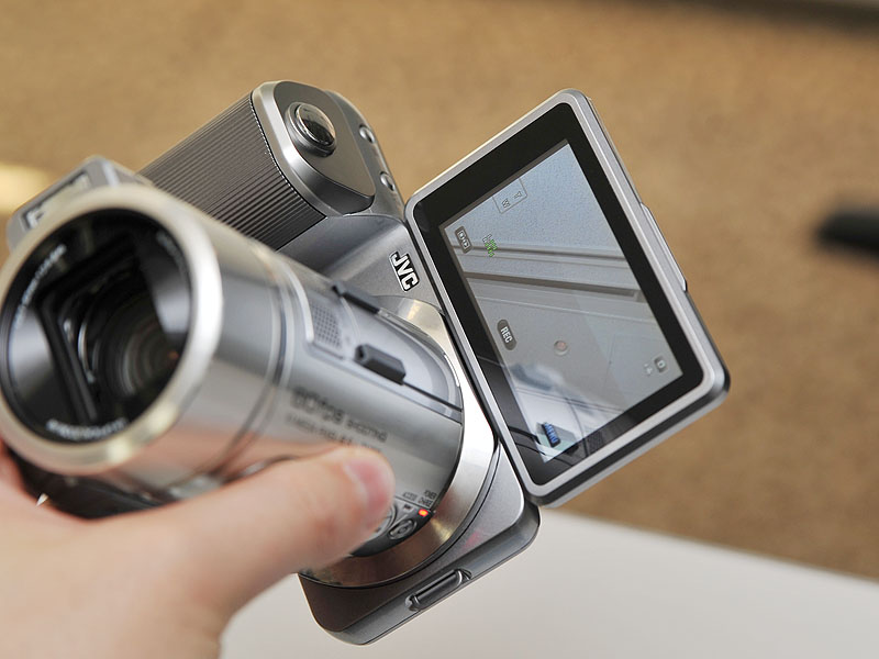 <b>チルト可能なタッチパネル式液晶モニターを搭載</b>