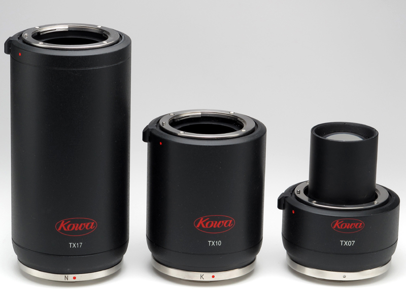 <b>P556用の3種類のマウントアダプター。右から「TX07」（350mm F4）、「TX10」（500mm F5.6）、「TX17」（850mm F9.6）。標準キットにはTX10が付属する。TX07はレデューサー、TX17はテレコンバーター的存在で、マスターレンズに最適化。XDレンズを含む贅沢な光学系を採用しているのが特徴だ。TX10は単なる延長筒で、光学系は入っていない。対応マウントは、キヤノン、ニコン、ペンタックス、マイクロフォーサーズの4種類</b>