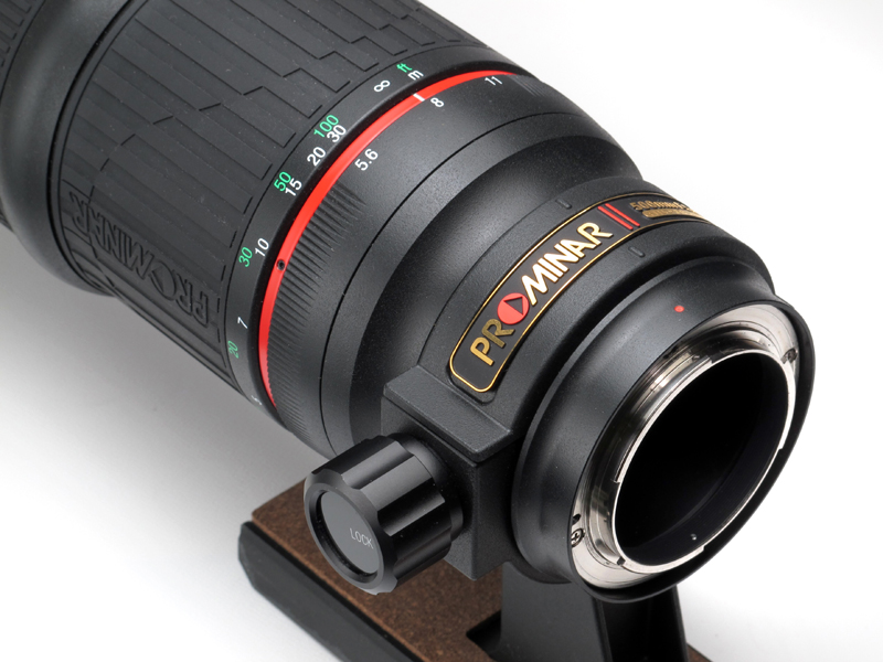 <b>マスターレンズとマウントアダプターはバヨネットマウントで接続されていて、実はニコンFマウント。ただ、マスターレンズに直接ニコンのカメラボディが物理的に装着できないよう、マウント部分が少し奥まった位置になっている</b>