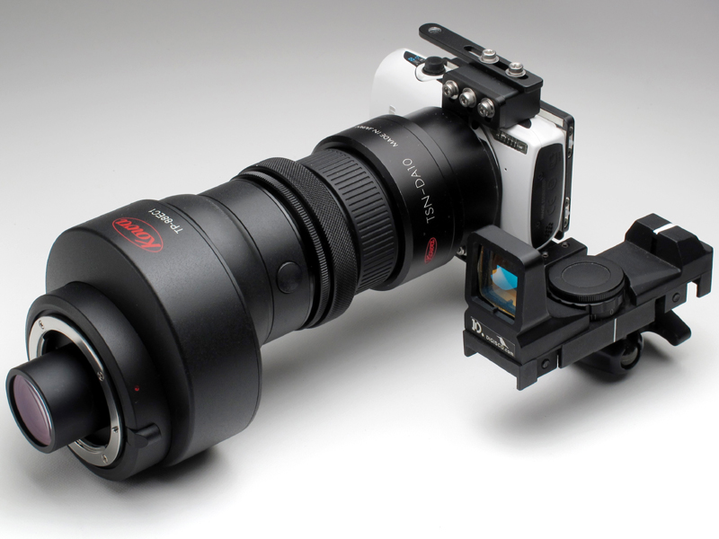 <b>プリズムユニット「TP-EC88」に33倍アイピース「TE-17W」を装着。デジスコ・ドットコム製のカメラブラケット「BR-IXYsu3」を装着したキヤノン「IXY 30S」を、興和製のデジタルカメラアダプター「TSN-DA10」でアイピースに接続。また、アイピースは、デジスコ・ドットコム製のコレットホルダー「CH-P2」で、ガタを最小限に抑えている。このシステムをマスターレンズに装着することで、デジスコ撮影が可能となる</b>