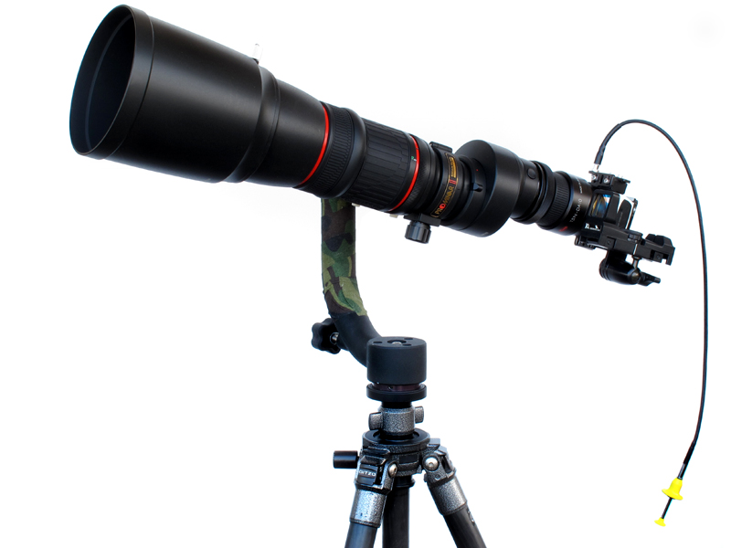 <b>プリズムユニット「TP-EC88」に33倍アイピース「TE-17W」を装着。デジスコ・ドットコム製のカメラブラケット「BR-IXYsu3」を装着したキヤノン「IXY 30S」を、興和製のデジタルカメラアダプター「TSN-DA10」でアイピースに接続。また、アイピースは、デジスコ・ドットコム製のコレットホルダー「CH-P2」で、ガタを最小限に抑えている。このシステムをマスターレンズに装着することで、デジスコ撮影が可能となる</b>