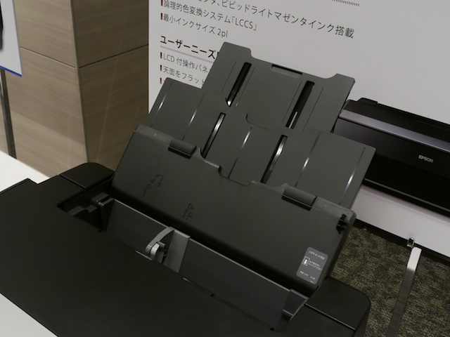 <b>従来通り背面からの給紙も行なえる</b>