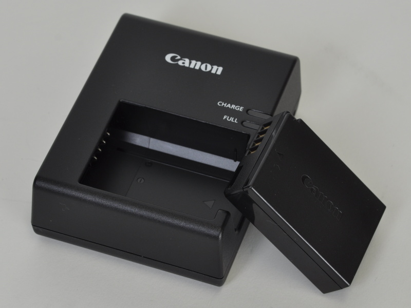 <b>付属のバッテリーとチャージャー</b>