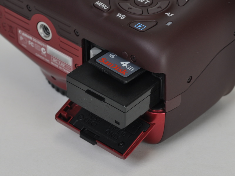 <b>記録メディアとバッテリー室。EOS Kiss X5は本体側面に記録メディアスロットがある</b>