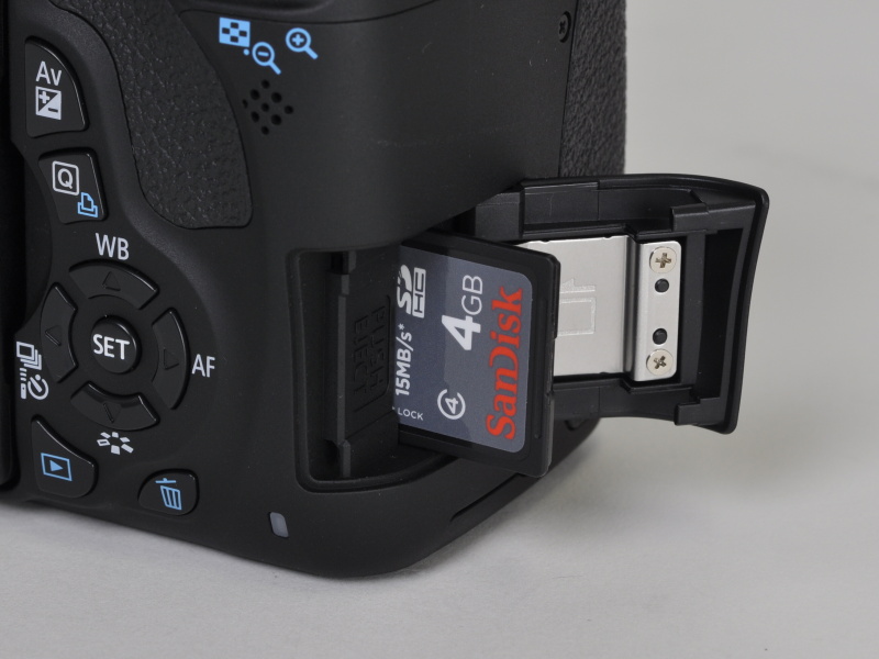 <b>記録メディアスロットは側面</b>