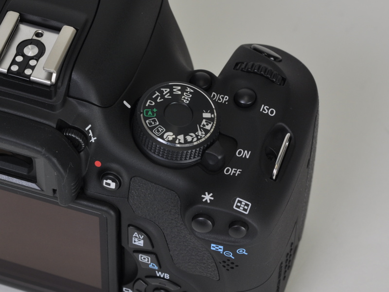 <b>モードダイヤル周り。「DISP」ボタンを新設した</b>