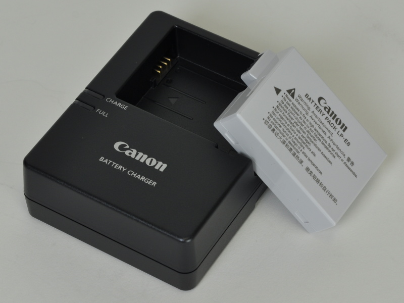 <b>付属のバッテリーとチャージャー</b>