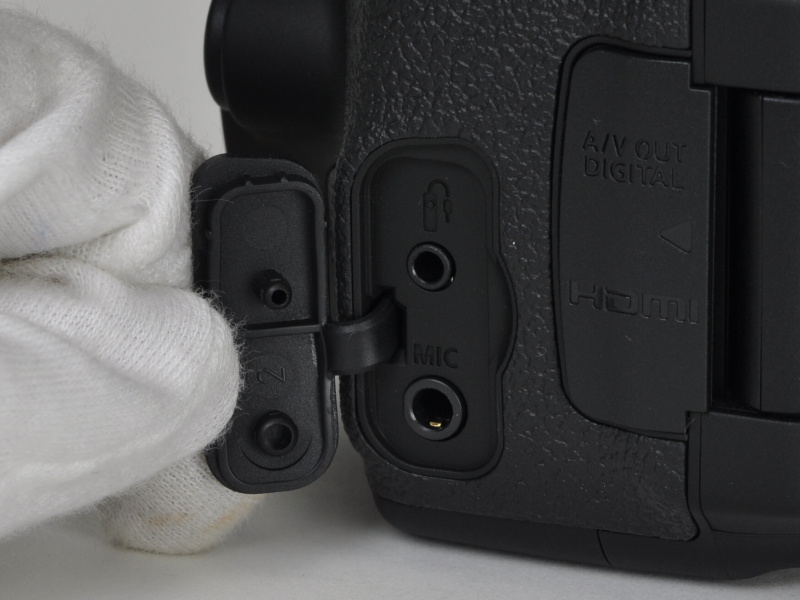 <b>側面の端子類。外部マイク端子も備える</b>