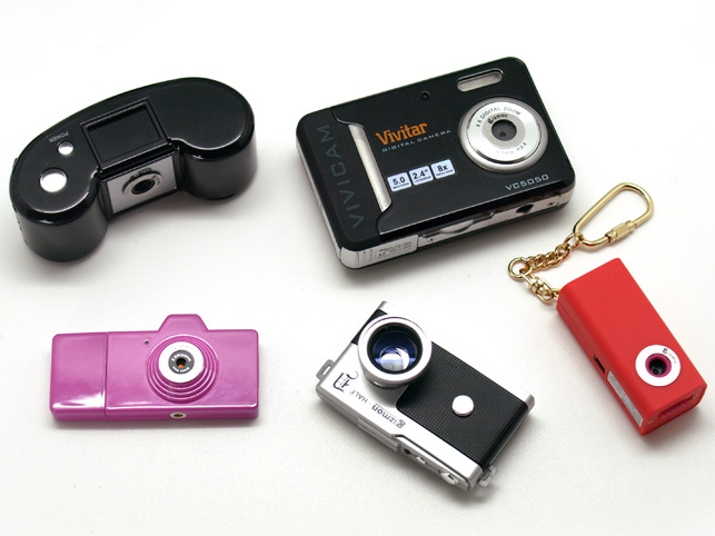 <b>同社が扱うほかのトイデジカメとの大きさ比較</b>