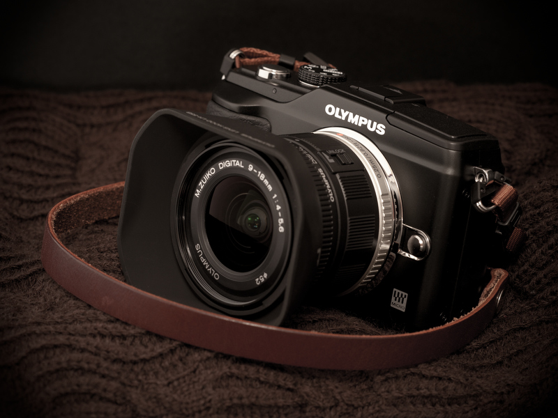 <b>ゲットしたのはブラックボディとM.ZUIKO DIGITAL ED 9-18mm F4-5.6のフード付き。ユーエヌのH&amp;S本革ストラップを付けてみた</b>