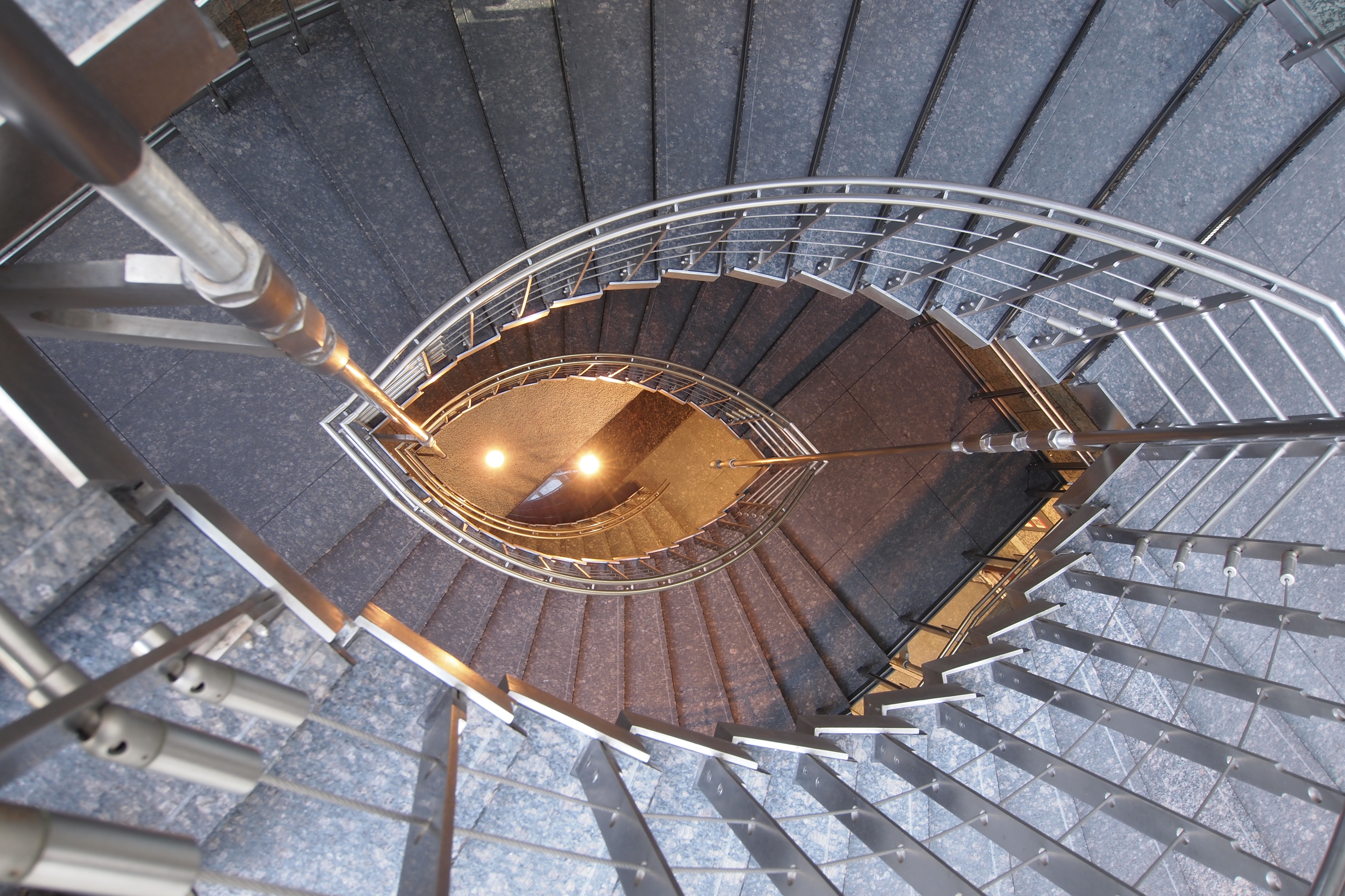 <b>ぐるぐるな階段というのは見るとやっぱり撮りたくなる。シャッター速度が1/4秒でも広角だし、手ブレ補正もあるから感度はそのまま<br>E-PL2 / M.ZUIKO DIGITAL ED 9-18mm F4-5.6 / 4,032×2,688 / 絞り優先AE / 1/4秒 / F5.6 / 0EV / ISO200 / WB:オート / 13mm</b>