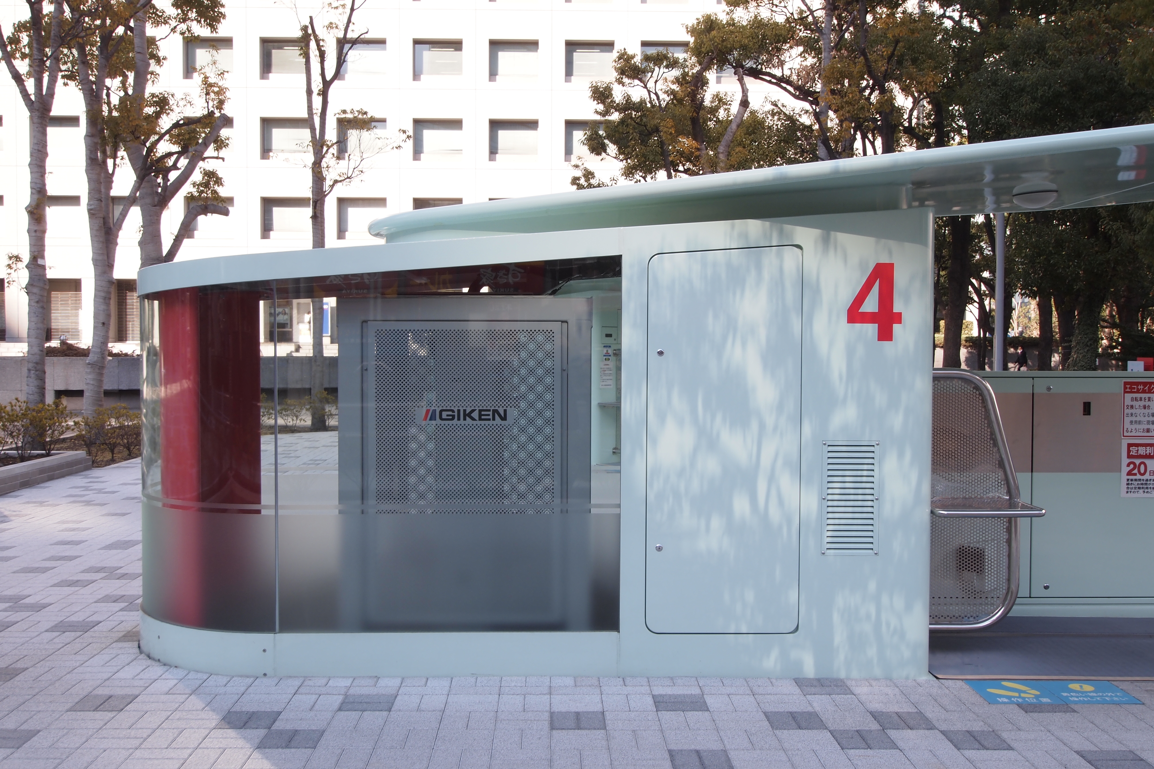 <b>品川駅近くにいくつか並んでいる風変わりなこの建物は、地下の駐輪場の入口。1か所で200台ほどの自転車を収容できるらしい<br>E-PL2 / M.ZUIKO DIGITAL ED 9-18mm F4-5.6 / 4,032×2,688 / 絞り優先AE / 1/100秒 / F8 / 0.7EV / ISO200 / WB:オート / 18mm</b>