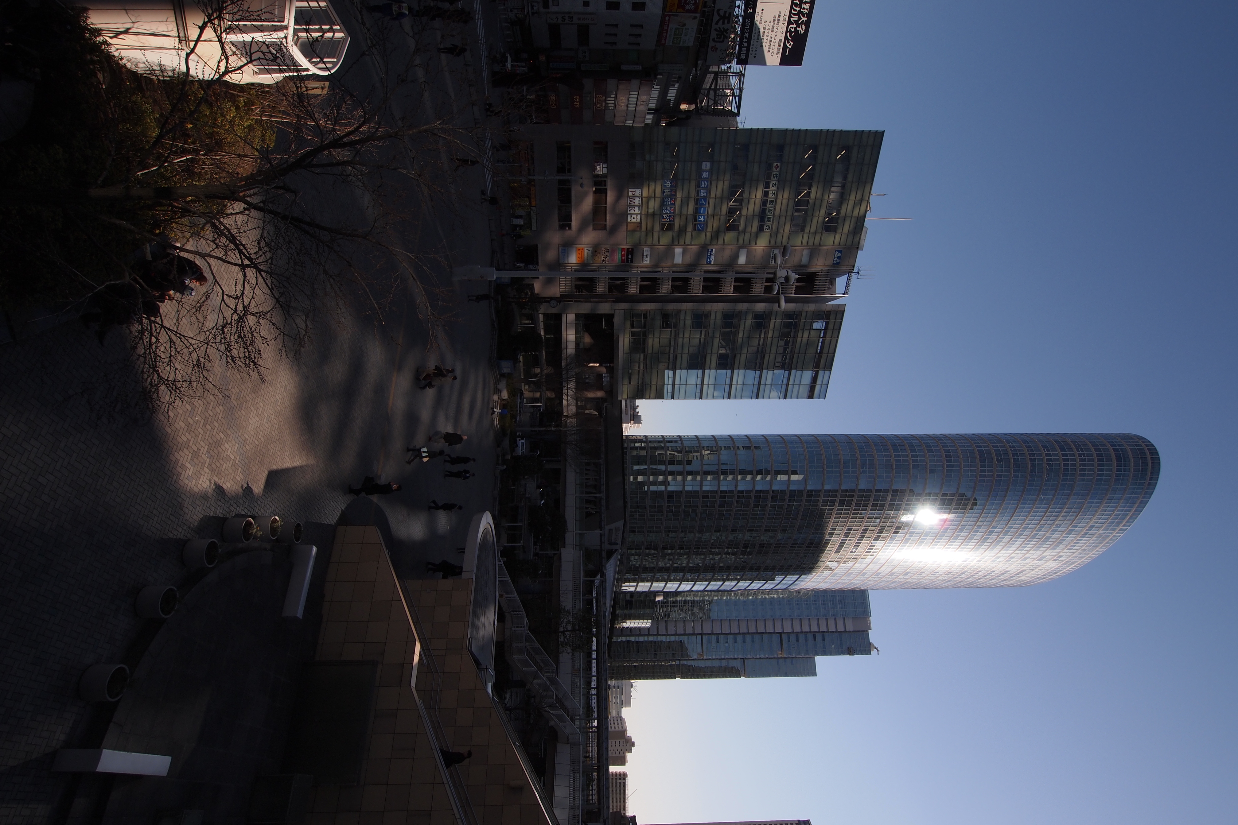 <b>まわりにあるビルの窓ガラスの反射が入り乱れてて、何かちょっと面白い<br>E-PL2 / M.ZUIKO DIGITAL ED 9-18mm F4-5.6 / 4,032×2,688 / 絞り優先AE / 1/640秒 / F8 / -1EV / ISO200 / WB:オート / 9mm</b>