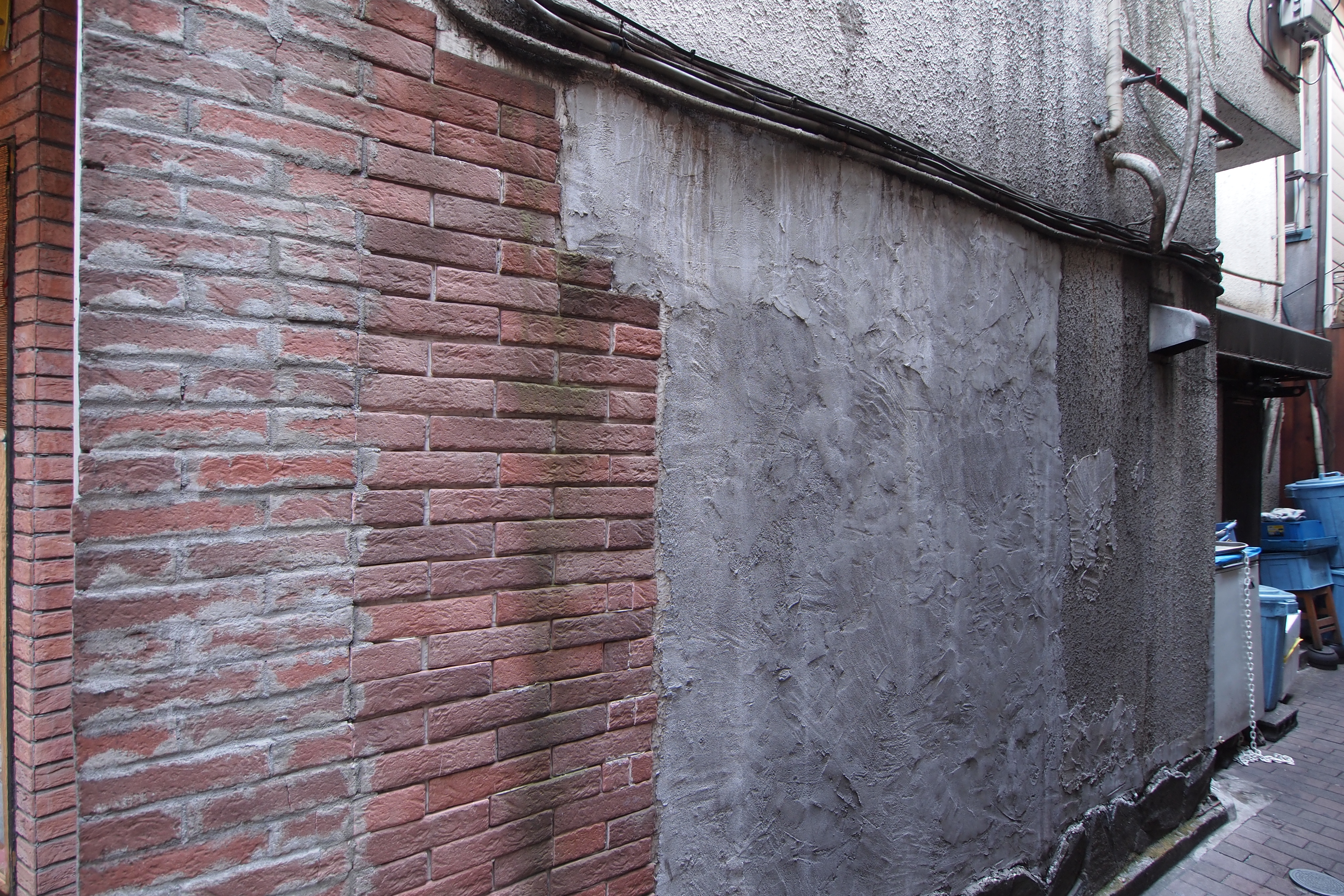 <b>喫茶店だったかの側面。なんか、処理がずさんな気がする。でも、凹凸の感じがよく出ててすごい<br>E-PL2 / M.ZUIKO DIGITAL ED 9-18mm F4-5.6 / 4,032×2,688 / プログラムAE / 1/10秒 / F4 / 0EV / ISO400 / WB:オート / 9mm</b>