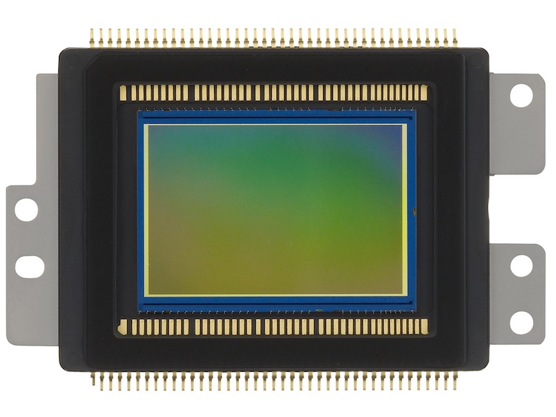 <b>撮像素子は有効1,800万画素のCMOSセンサー。サイズはAPS-C相当</b>