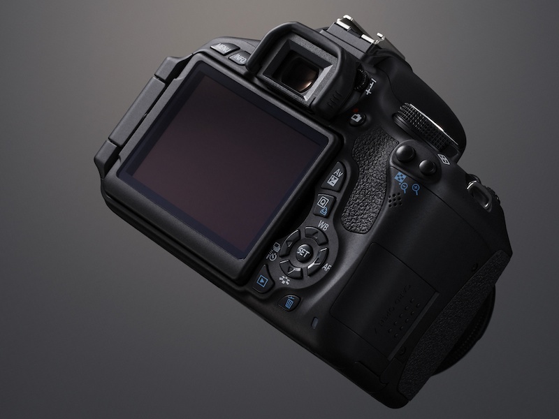 <b>EOS 60Dに続き、バリアングル液晶モニターを搭載</b>