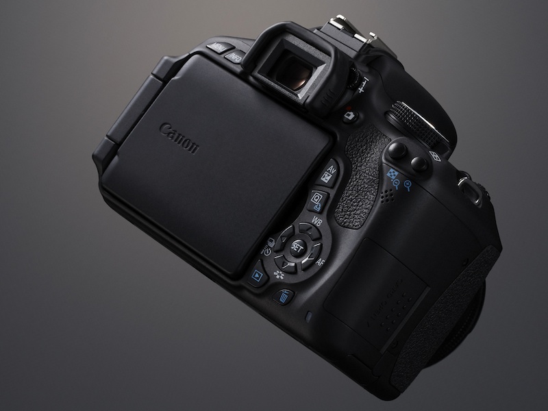 <b>EOS 60Dに続き、バリアングル液晶モニターを搭載</b>