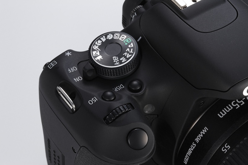 <b>モードダイヤルでは全自動に代わり、シーンインテリジェントオートが選べる</b>