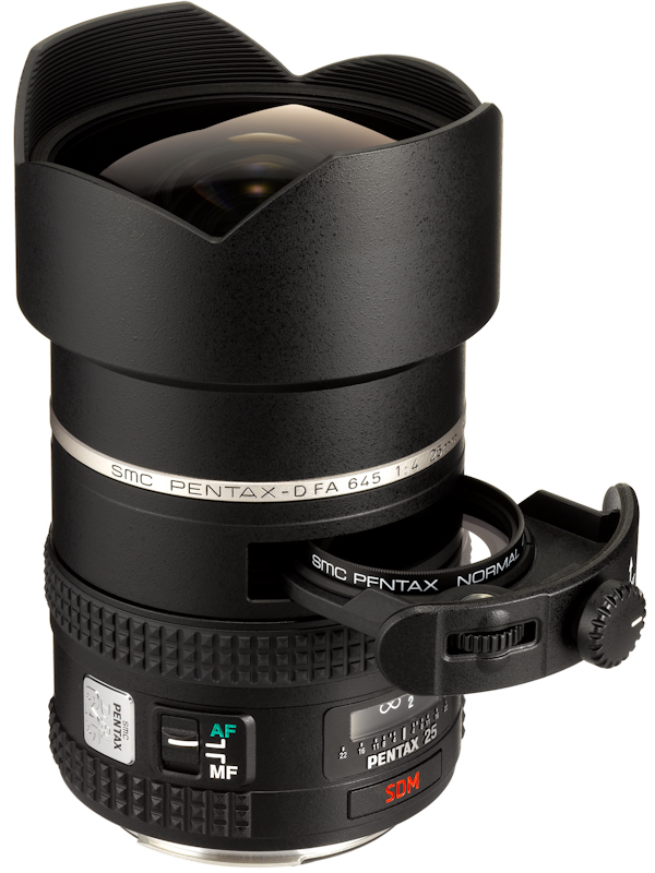 <b>フィルター枠をレンズに取り付けているところ</b>