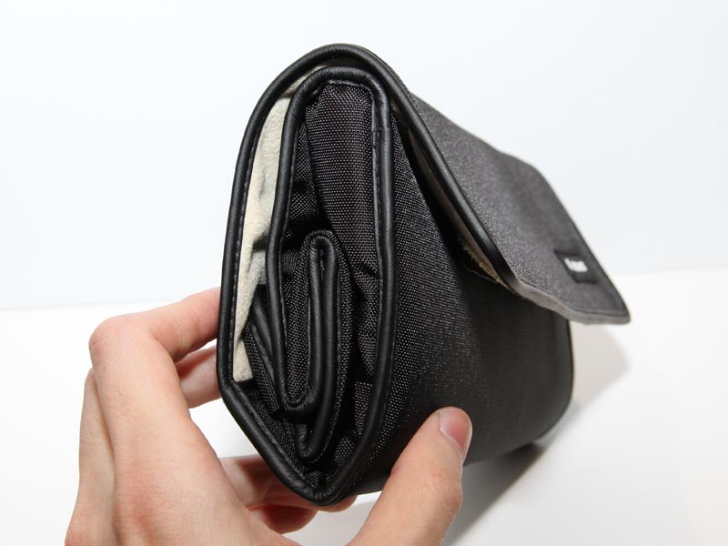 <b>インナーポーチPA-E4BK（ブラック）。使わないときは折り畳める</b>