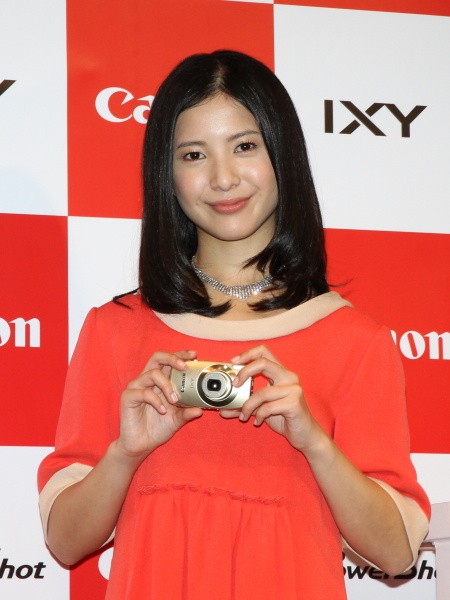 <b>川崎氏が手にするEOS Kiss X5にも興味を示していた</b>