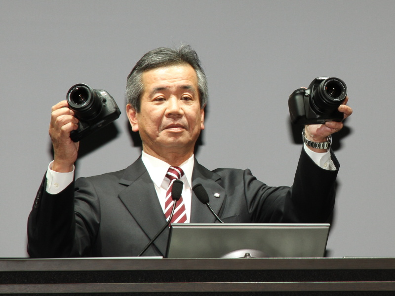 <b>新製品をアピールするキヤノン常務取締役イメージコミュニケーション事業本部長の真栄田雅也氏</b>