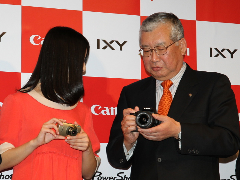 <b>川崎氏が手にするEOS Kiss X5にも興味を示していた</b>