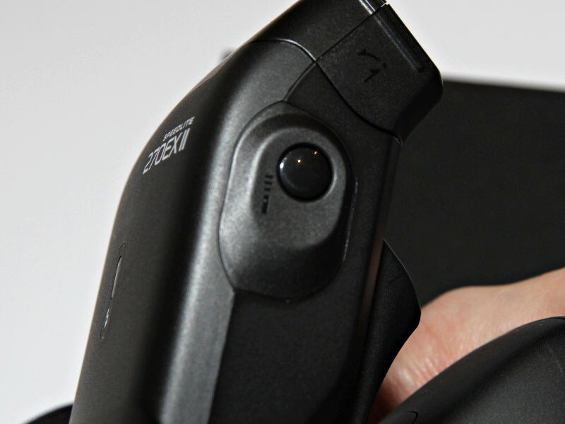 <b>こちらも側面にリモートレリーズボタンを備える</b>