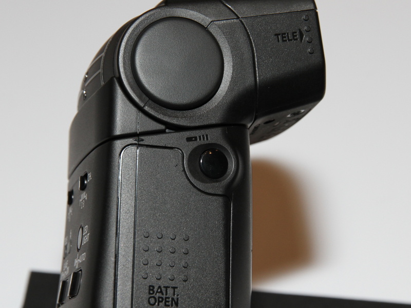 <b>側面にリモートレリーズボタンを配置した</b>