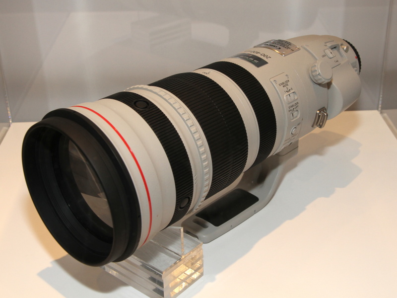 <b>CP+2011に展示予定の「EF 200-400mm F4 L IS USMエクステンダー1.4x」外観モデル。</b>