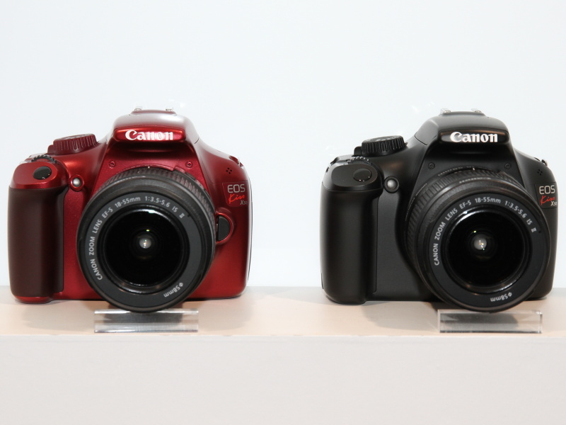 <b>EOS Kiss X50。カラーバリエーションにレッド（左）も用意した</b>