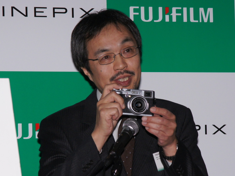 <b>電子映像事業部商品部長の西村亨氏</b>