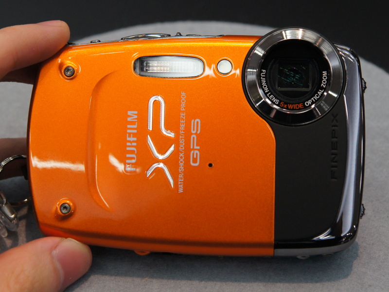 <b>FinePix X30。発売日は3月12日。店頭予想価格は2万5,000円前後の見込み</b>