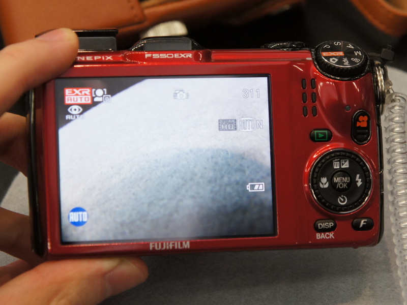 <b>26日に発売するFinePix F550EXR。店頭予想価格は4万円前後の見込み</b>