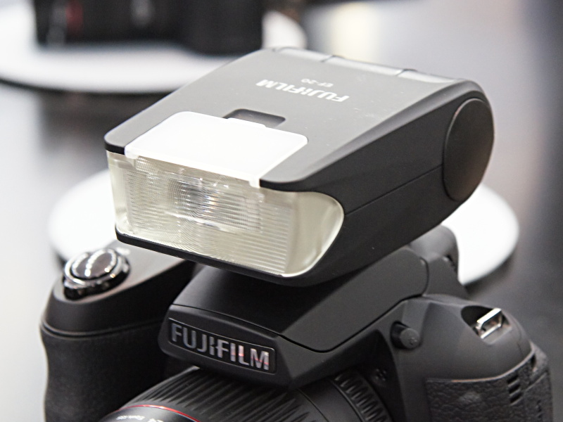 <b>クリップオンストロボを装着したところ。いずれもFinePix X100でも使用できる</b>