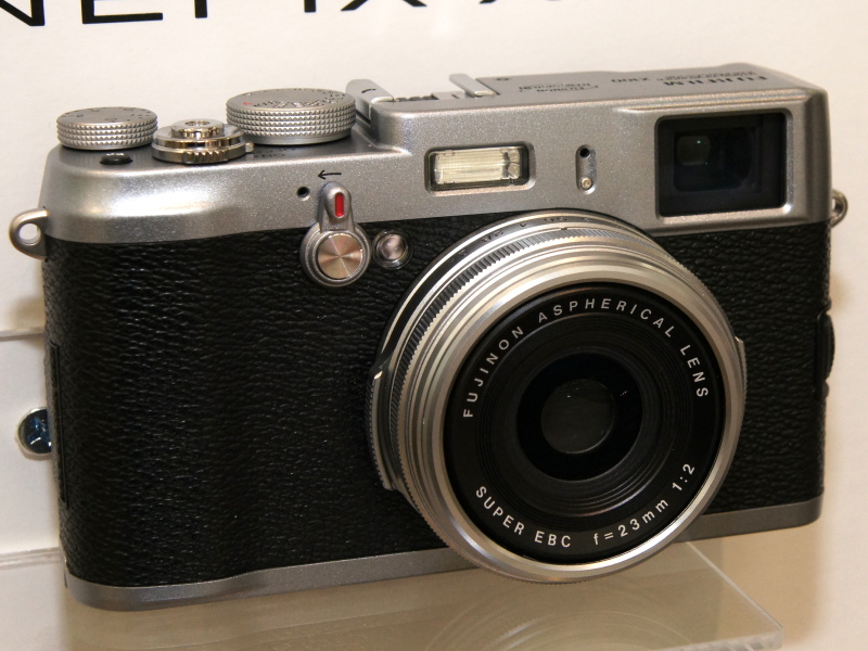 <b>発売日が3月5日に決定したFinePix X100。店頭予想価格は12万8,000円前後の見込み</b>