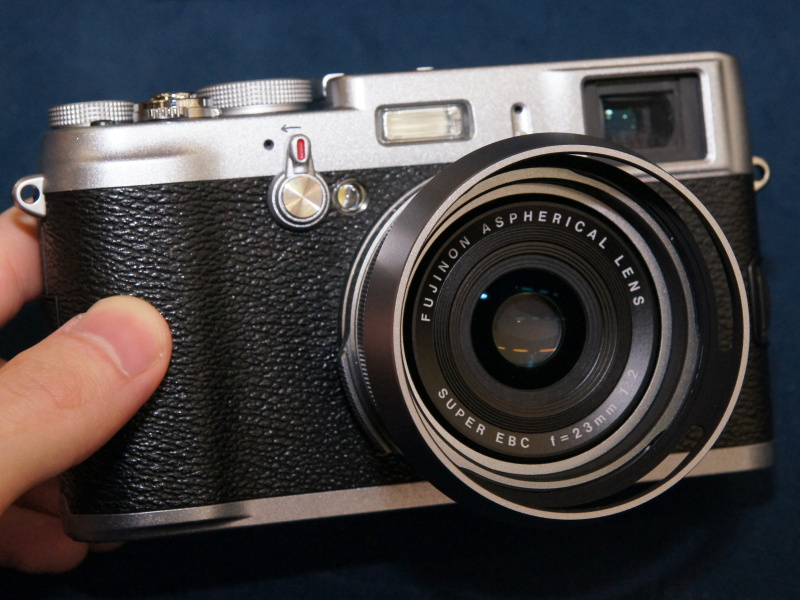 <b>オプションのレンズフードを装着したところ。アダプターを介して取り付ける</b>