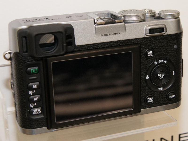 <b>発売日が3月5日に決定したFinePix X100。店頭予想価格は12万8,000円前後の見込み</b>