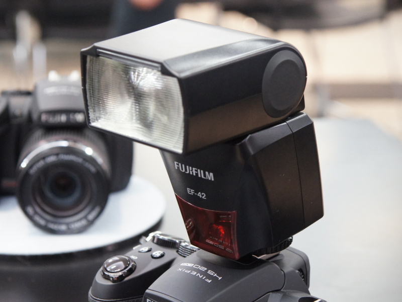 <b>クリップオンストロボを装着したところ。いずれもFinePix X100でも使用できる</b>