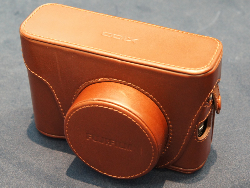 <b>上カバーを取り付けたところ。上カバーの固定にレンズを傷つけないマグネットを採用するなど、利用シーンも意識。レンズ部を覆う筒状の部分を鋭角に処理できる加工業者を見つけるのにも苦労したという</b>