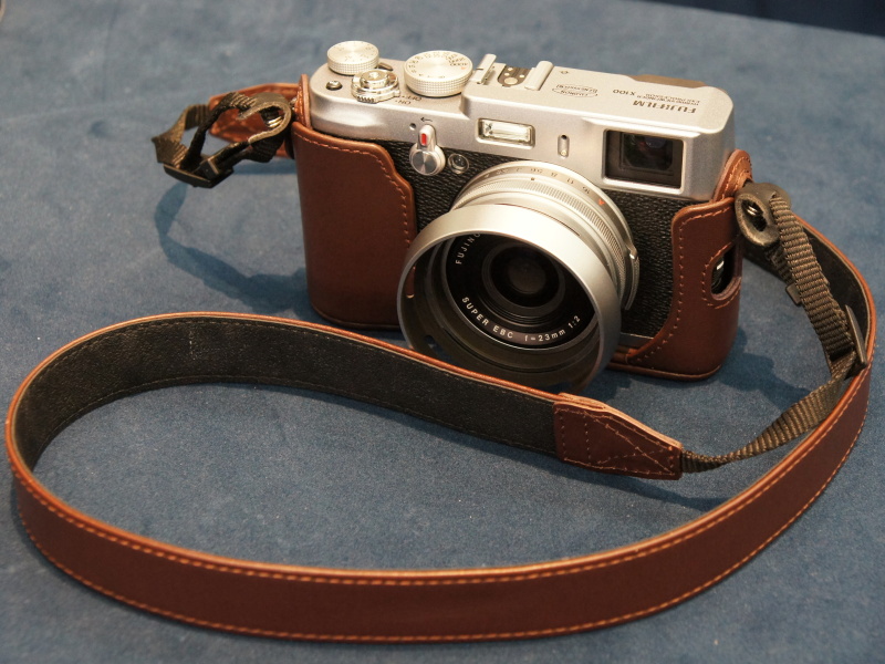 <b>専用ケースとストラップを取り付けたところ。ケースの固定に三脚穴を使わず、装着時でも自立するようこだわったという</b>