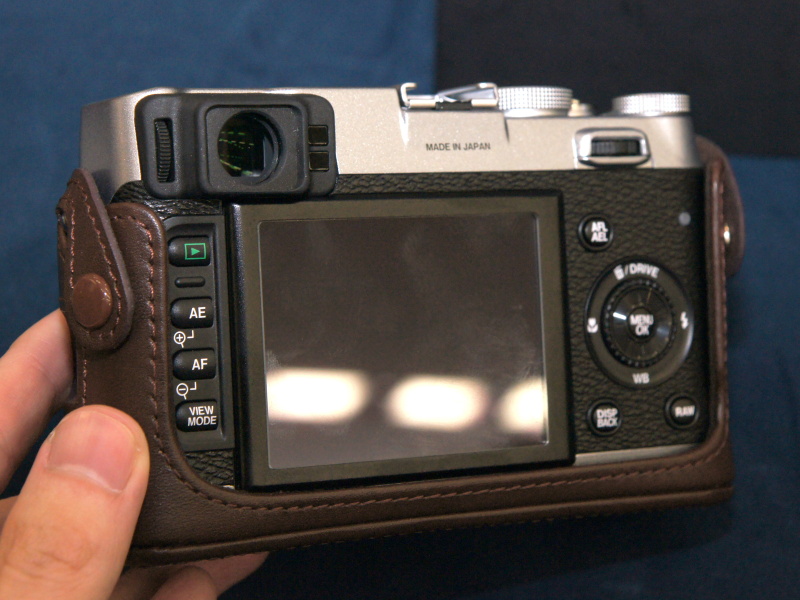 <b>ケース装着時の背面。背面右手側に備えるシーソー式のボタンは、押し込むことでEVFを拡大表示できた</b>