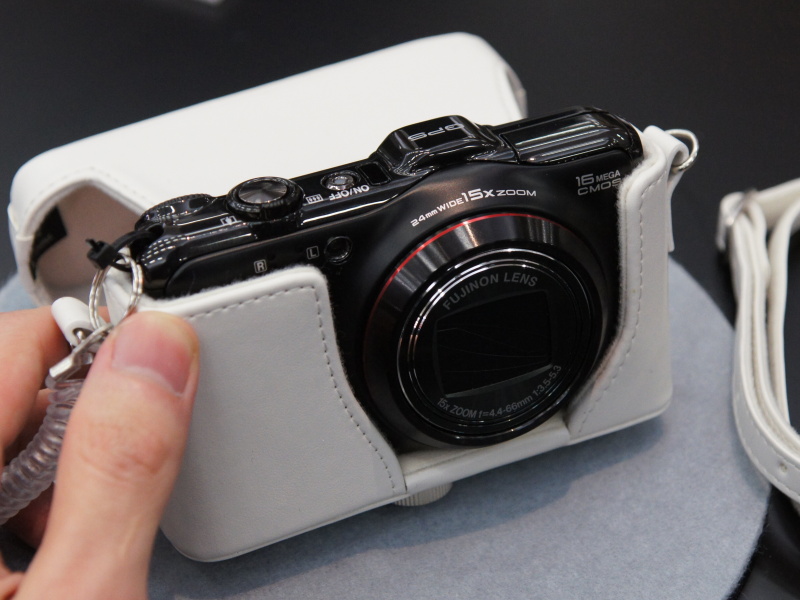 <b>ブラックに速写ケースを取り付けたところ。ケースはブラウンとブラックも用意する。ストラップも付属</b>