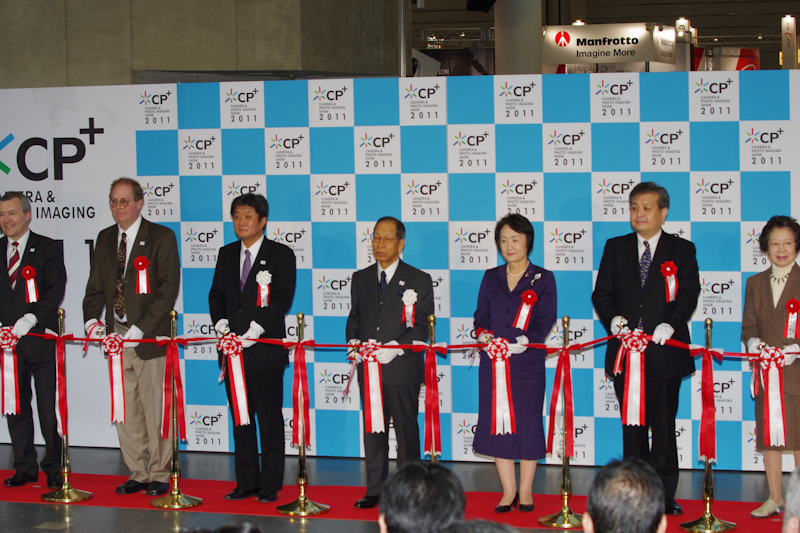 <b>開会式のテープカットの様子</b>