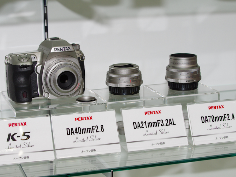 <b>ペンタックスはシルバーカラーのK-5とDA Limitedレンズを展示</b>