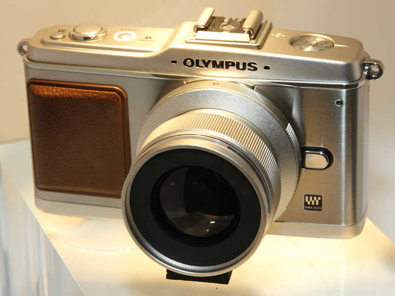 <b>オリンパスは単焦点レンズを参考出品</b>