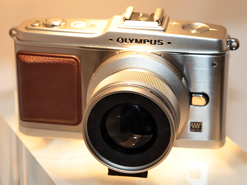 <b>"高性能”だとする単焦点レンズ。前玉が大きめだ。どこかクラシックな印象も受ける</b>