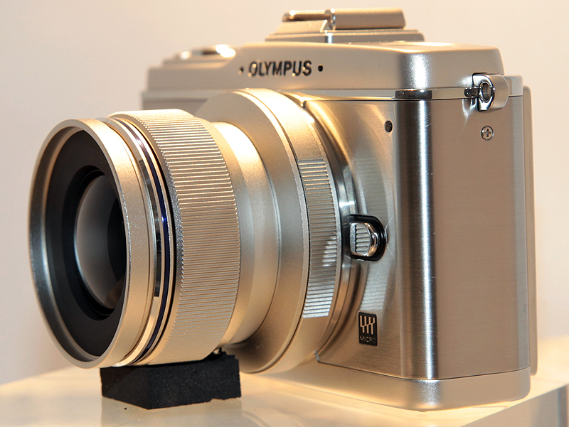 <b>"高性能”だとする単焦点レンズ。前玉が大きめだ。どこかクラシックな印象も受ける</b>