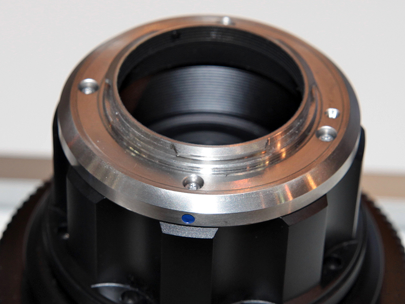 <b>マイクロフォーサーズマウントになっている。電子接点はない</b>